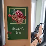 домът на билкарката *